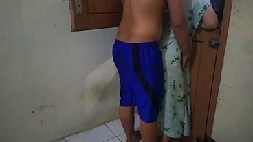 Full body main berdiri dibelakang pintu