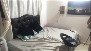 My girlfriend lets herself be penetrated on all fours