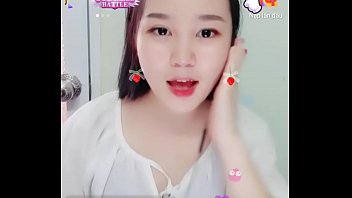 Em g&aacute_i dễ thương h&aacute_t tr&ecirc_n Uplive