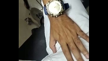 Preto de favela gemeu de dor na tatuagem e acabou pegando no pau do tatuado