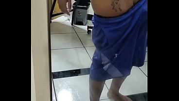 Preto de favela gemeu de dor na tatuagem e acabou pegando no pau do tatuado