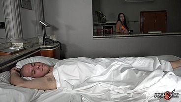 Mulher se excita vendo filme e se joga na rola do marido