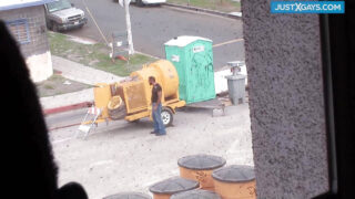 De zwarte amateur Tom Colt likt aan een BBC voordat hij een diepe anale penetratie ondergaat.