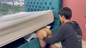 Mi peque&#x00F1;a hermanastra se queda en la cama y yo le doy la follada que tanto quiere