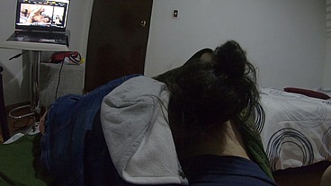 mi vecina se traga mi leche mientras vemos una pelicula porno