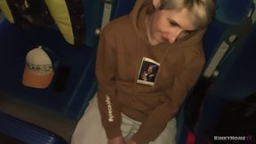Een sexy MILF en haar blond vrouw geven een geweldige echte pijpen in een trein.