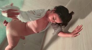 The anal queen destroys her pussy in the shower