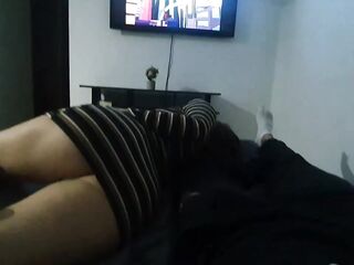 Noche de películas con mi madrastra, pero no logro concentrarme con ese vestido corto