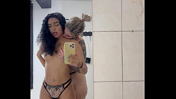 Peguei minha melhor amiga da escola se tocando na frente do espellho do meu quarto! N&atilde_o aguentei somente essa nifetinha gostosa acabei chupando ela gostoso esse corpo quente!