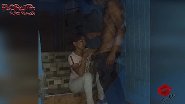 En las escaleras me abren rico por atras