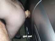 Surpresa puta! Colei um dildo no meu carro. ele adorou e meteu tudo no cu.A minha piça também entrou