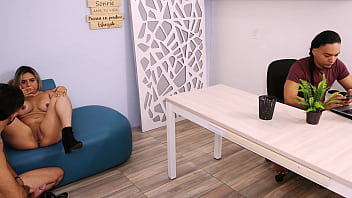 Mi jefe me ordena a atender a su socio y hago todo para complacerlo