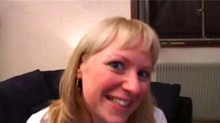 Une blonde française amateur en bas fait une fellation avant une sodomie.