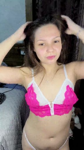Amateur onlyfan exposes her juicy pussy on live cams