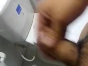 Hombre se hace la paja