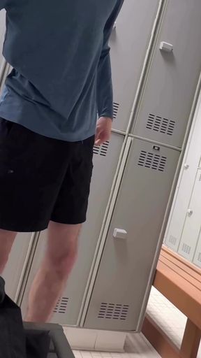 Hottie gets her ass stripped in public locker room
