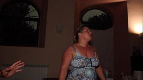 La tettona sporcacciona si prende il cazzo dell'_ agente..