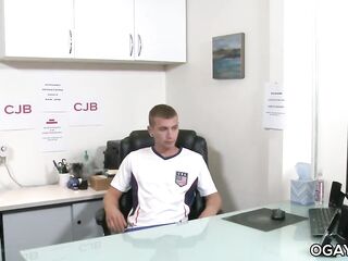 Built homo storking his giant shlong