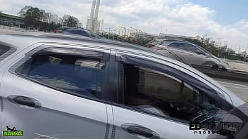 A carioca fez um oral no carro em movimento no meio da Marginal Pinheiros - Angel Takemura