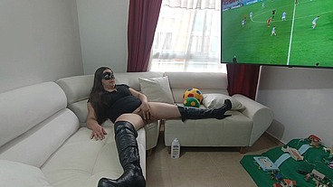 Grabando A Mi Cuñada Puta Latina Masturbandose Frente A La Tv En Vestido Corto Y Botas Largas