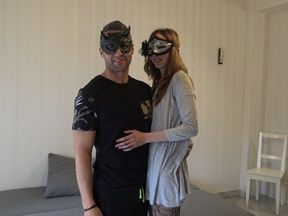 Mia y Apolo nos enseñan lo bien que se lo montan follando en lo rural.Dos sin sacarla.