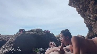 Me encuentro con HijadeVenus en una playa nudista. Me hizo acabar dos veces!
