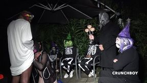 il se fait baiser dehors pendant la nuit d halloween