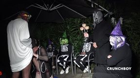 il se fait baiser dehors pendant la nuit d halloween