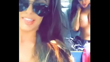 Amigas mostrando os peitos no carro