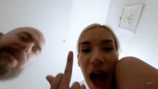 Uma gostosa de 18 anos tem seu rabo apertadinho fodido com força