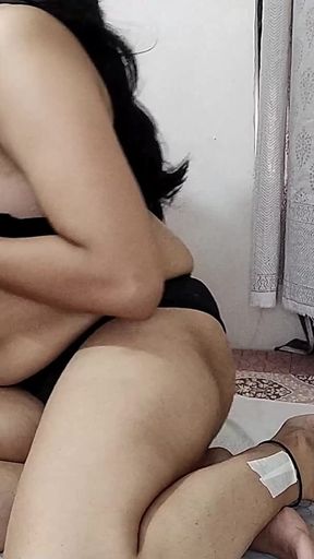 College Girl Fucked by Delivery Boy in Exchange for Free Pizz