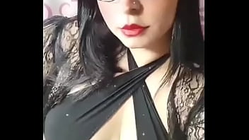 Me muestra como le quedan las tetas con su vestido