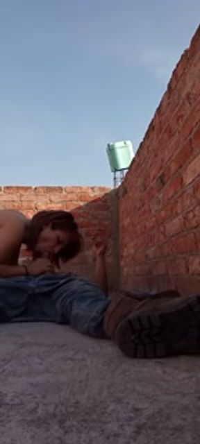 Llega su esposo de trabajar cuando de vaquera al aire libre en la azotea estaba