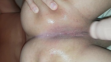 Completo de mi mujer dandome con el dildo