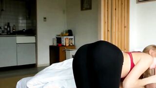 GEILES MADCHEN IN LEGGINGS VERSUCHT EINEN GROBEN SCHWANZ 2