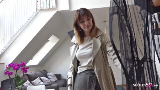 Durva anális szex egy aranyos barna német ribancnak harisnyában