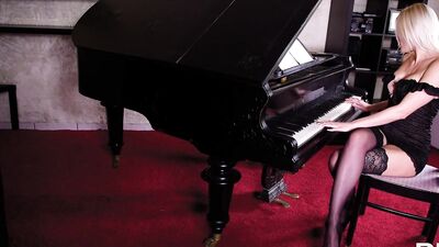 Stylish pianist fucking her own ass