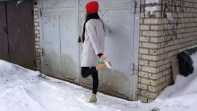 high heels walking in snow, high heels slipping on ice and snow, high heels on snow