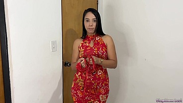 Mi Hijastro pervertido me regalo un bikini erótico y quiere que me lo ponga el día de mi cumpleaños