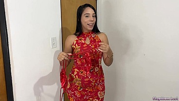 Mi Hijastro pervertido me regalo un bikini erótico y quiere que me lo ponga el día de mi cumpleaños