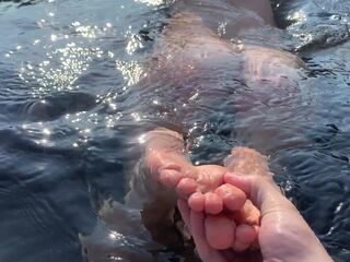 Сочная попка нежится на морских волнах