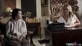 MILF psychologist Nicky Thorne DPed with a cock and a dildo
