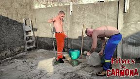 os pedreiros comeram o cu do casal no quintal