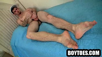 Horny stud jerks off while showing his feet off