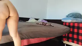 Een sensuele massage verandert in een plezierige sessie voor een sexy harige MILF.