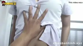 Aku Melihat Adik Tiriku Yang Berusia 18 Tahun Baru Saja Mandi, Dia Menyentak Penisku Dan Memasukkannya Ke Dalam Vaginanya Yang Basah