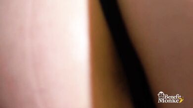 OCCHI VERDI E FIGA PELOSA! ME LO SUCCHIA E LA TOCCO IN UN VIDEO CASALINGO SPORCO! | Benefit Monkey