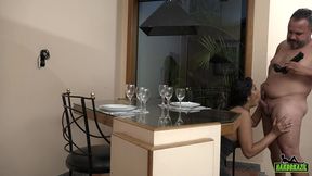 estava me preparando para comer e ele vem me servir com uma rola - alice chilena - binho ted