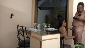 estava me preparando para comer e ele vem me servir com uma rola - alice chilena - binho ted