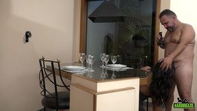 estava me preparando para comer e ele vem me servir com uma rola - alice chilena - binho ted